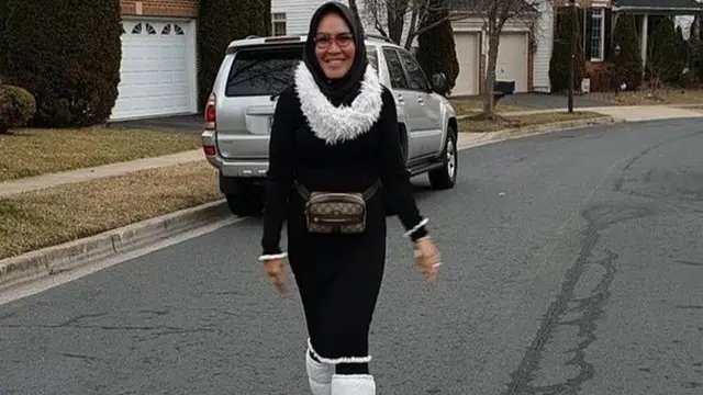Pakai Strap Masker Emas, Ini 6 Potret Modis Ibu Ayu Ting Ting
