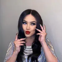 2. Inilah potret Titi DJ dengan makeup bold yang menonjolkan permainan pada area mata dengan bulu mata palsu tebal dan bibir dengan pulasan lipstik merah. (Instagram/ti2dj).