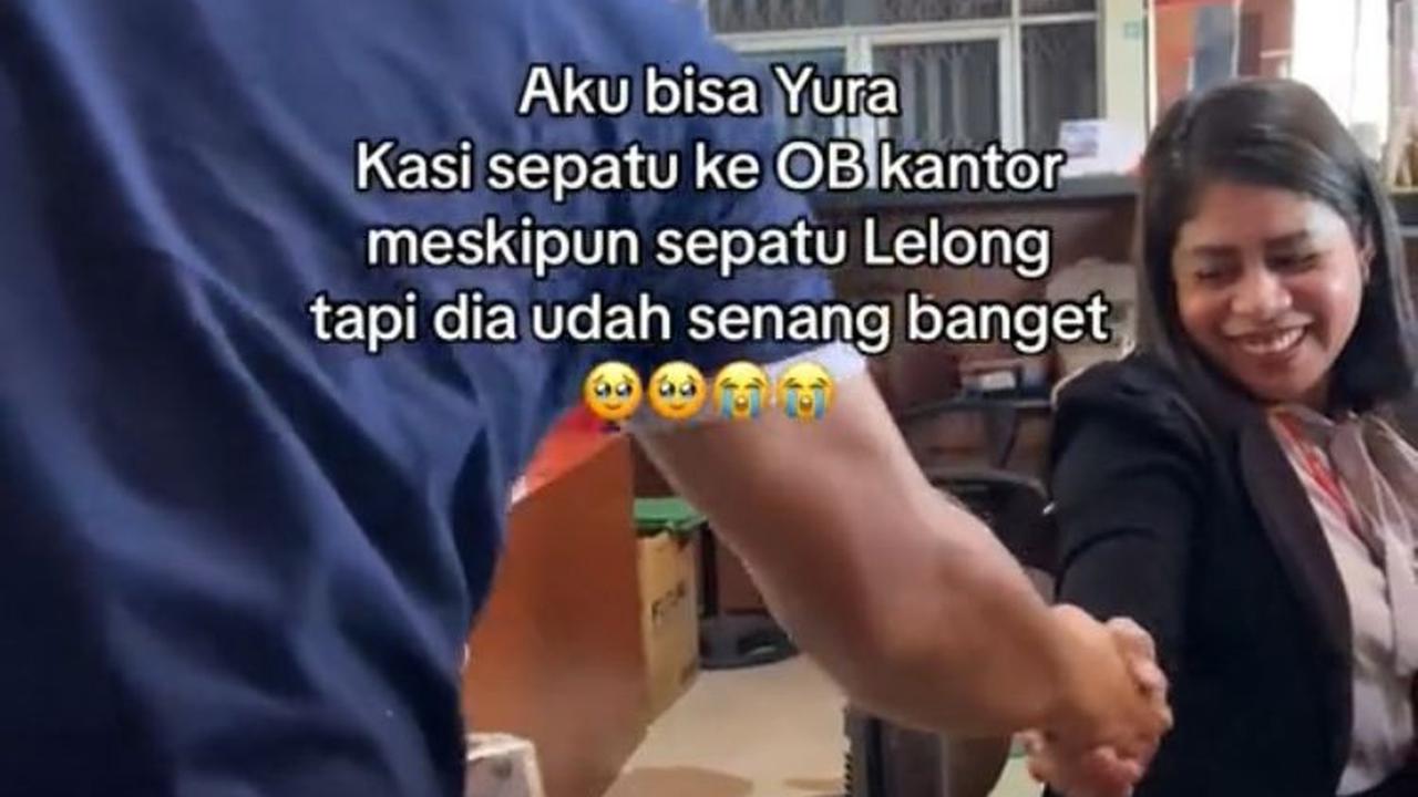Momen Wanita Belikan Sepatu untuk OB Kantor yang Sepatunya Hampir Jebol Ini Viral, Aksinya Tuai Pujian