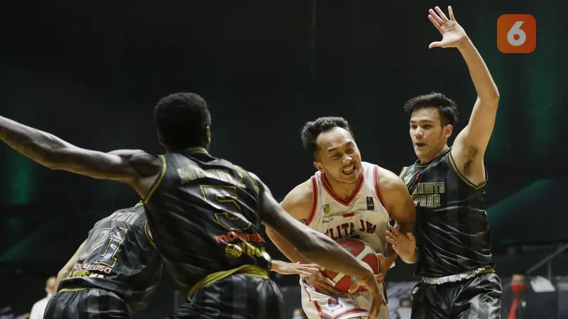 Foto: Comeback di Kuarter keempat, Pelita Jaya Pecundangi West Bandits Solo untuk Sapu Bersih Kemenangan di 4 Laga Awal IBL 2022