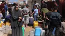 Sekitar 90 persen keluarga menderita kekurangan air, sementara lebih dari seperempat sampel air yang diuji terkontaminasi. (Bashar Taleb/AFP)