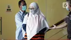 Anggota DPRD Provinsi Jawa Barat periode 2014-2019, Siti Aisyah Tuti Handayani usai menjalani pemeriksaan di Gedung KPK, Jakarta, Kamis (20/5/2021). Siti Aisyah diperiksa dalam kasus dugaan suap pengurusan dana bantuan provinsi kepada Kabupaten Indramayu 2017-2019. (Liputan6.com/Helmi Fithriansyah)