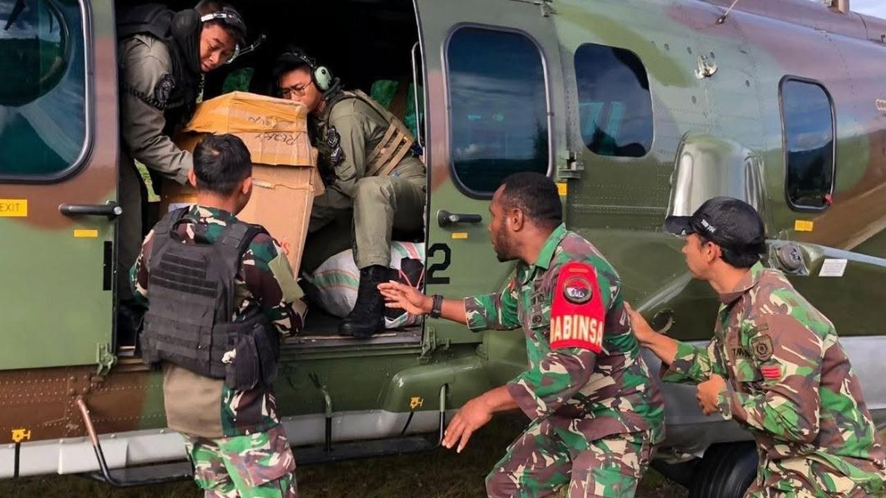 Tak Hanya di Pusat Kota, Pasukan TNI Bantu Bawa Makan Bergizi Gratis di Papua dengan Helikopter