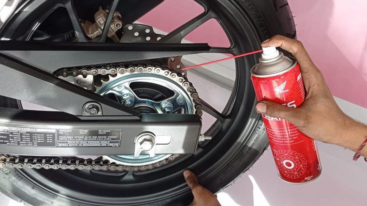 Melumasi rantai dan gir Motor