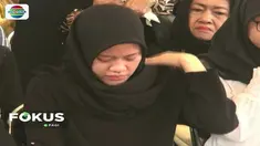 Tengah mengandung 7 minggu, istri Shandy Johan Ramadhan, korban Lion Air jatuh asal Cipinang, Jaktim, tak kuasa menahan tangis saat menyaksikan pemakaman suaminya.