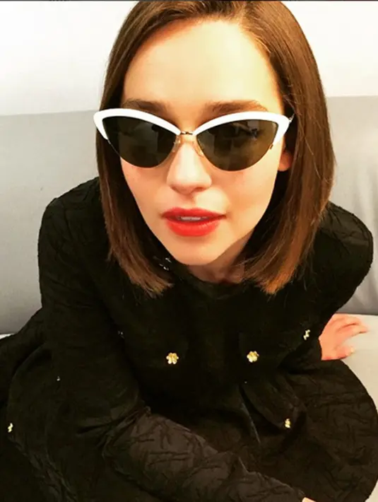 'adegan telanjang dan pemerkosaan Pernah aku harus mengambil sedikit waktu istirahat. Aku bilang aku butuh secangkir teh, padahal aku menangis, dan kemudian siap untuk adegan berikutnya,' kenangnya.(Via Instagram/@emilia_clarke)