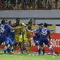 Pemain Persiba Balikpapan, Dirkir  (4kanan) terlibat adu mulut dan fisik dengan pemain Persib Bandung, Zulham Zamrun  pada lanjutan Torabika SC 2016 di Stadion Wibawa Mukti, Cikarang, Sabtu (1/10/2016). (Bola.com/Nicklas Hanoatubun)