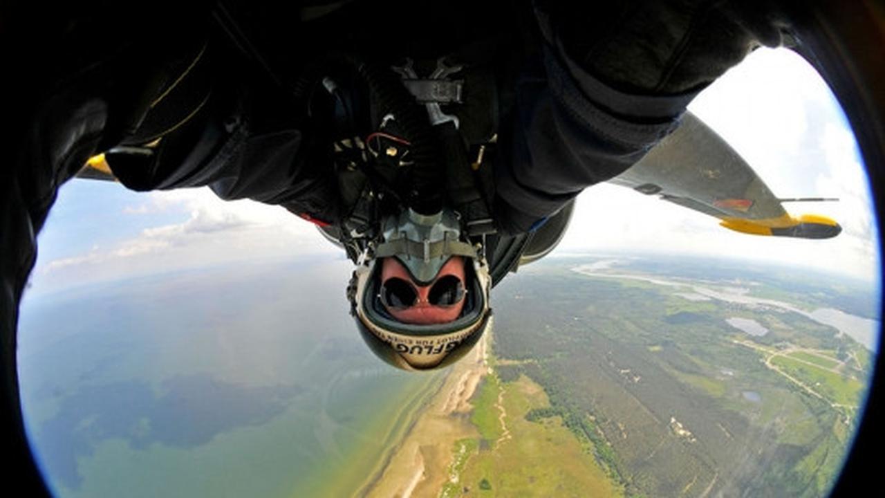 Aksi gila pilot miliarder foto selfie sambil kendarai Jet MiG 29
