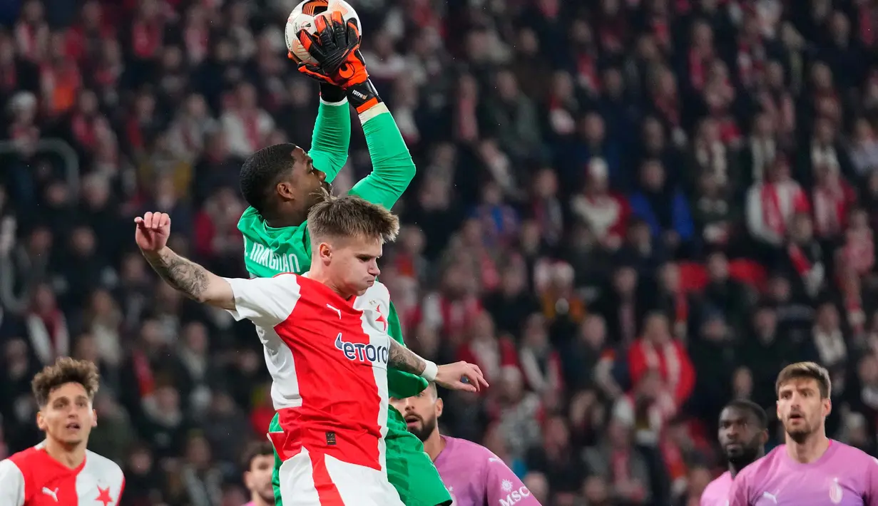 Bermain tandang, AC Milan berhasil mempermalukan tim tuan rumah, Slavia Praha. (AP Photo/Petr David Josek)