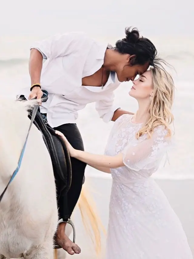 Potret Nur Khamid dan Polly Alexandria Robinson. (Sumber: Instagram/pollyoddsocks)