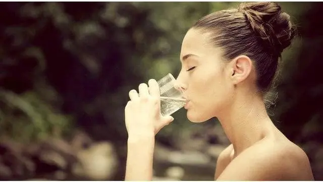 Minum air putih lebih banyak dari biasanya ternyata bermanfaat. Menurut penelitian dari University of Illinois, Amerika Serikat hal ini mampu mengurangi asupan gula, kalori, sodium, dan kolesterol.