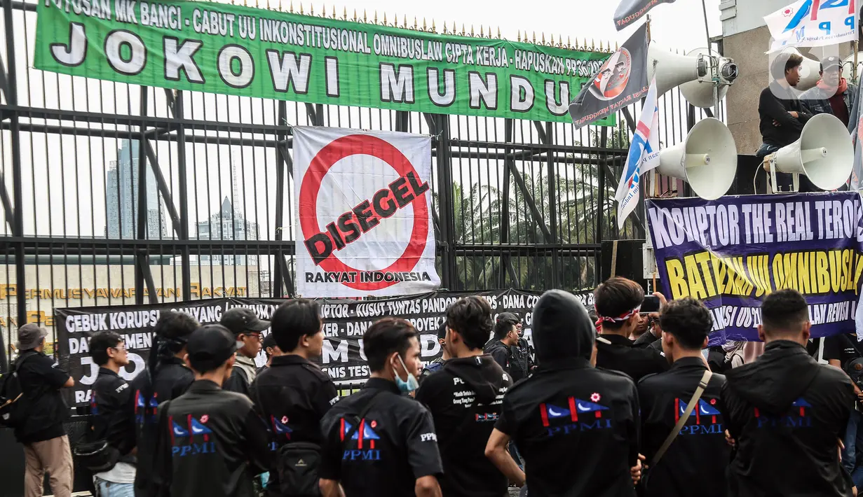 Demonstran berunjuk rasa di depan Gedung MPR/DPR/DPD, Jalan Gatot Subroto, Jakarta, Jumat (20/5/2022). Demonstran menuntut berbagai isu, di antaranya Omnibus Law dan penurunan harga sembako serta bahan bakar minyak (BBM). (Liputan6.com/Johan Tallo)