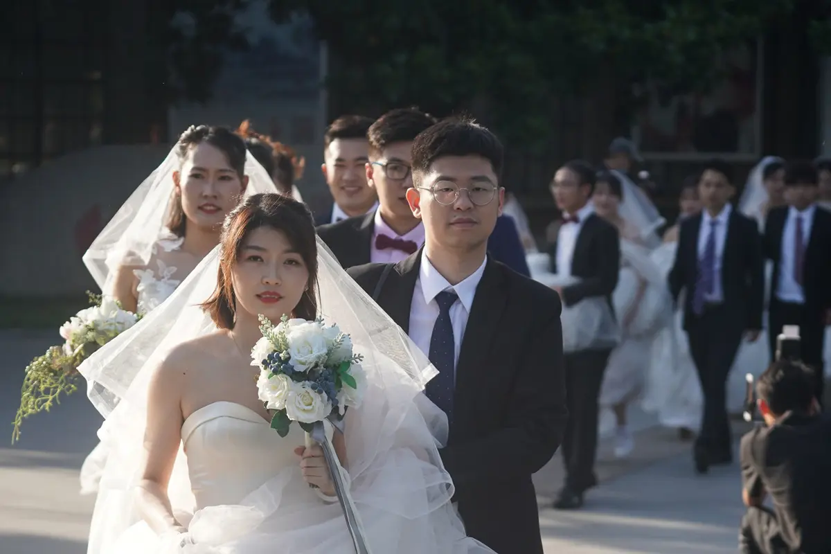 Ditunda Akibat Corona, Puluhan Pasangan di China Nikah Massal