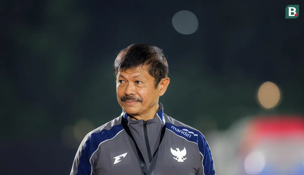 Pelatih Timnas Indonesia U-22, Indra Sjafri saat laga uji coba melawan India di Stadion Madya, Senayan, Jakarta, Minggu (13/10/2025). (Bola.com/Bagaskara Lazuardi)