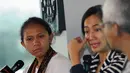 Sutradara film dokumenter Tanah Mama, Asrida Elisabeth (kiri) menyimak keterangan yang dipaparkan Nia Dinata tentang proses pembuatan film dokumenter Tanah Mama di kantor redaksi Liputan6.com, Jakarta (9/1/2015). (Liputan6.com/Helmi Fithriansyah)