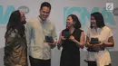 Digital Marketing Manager PT Bank DBS Indonesia Lidya Razi (dua kanan) berbincang dengan Head of Commercial KG Media Dian Gemiano (kiri) usai menerima penghargaan Indonesia Content Marketing Awards 2019 di Jakarta, Rabu (27/3). (Liputan6.com/FaizalFanani)