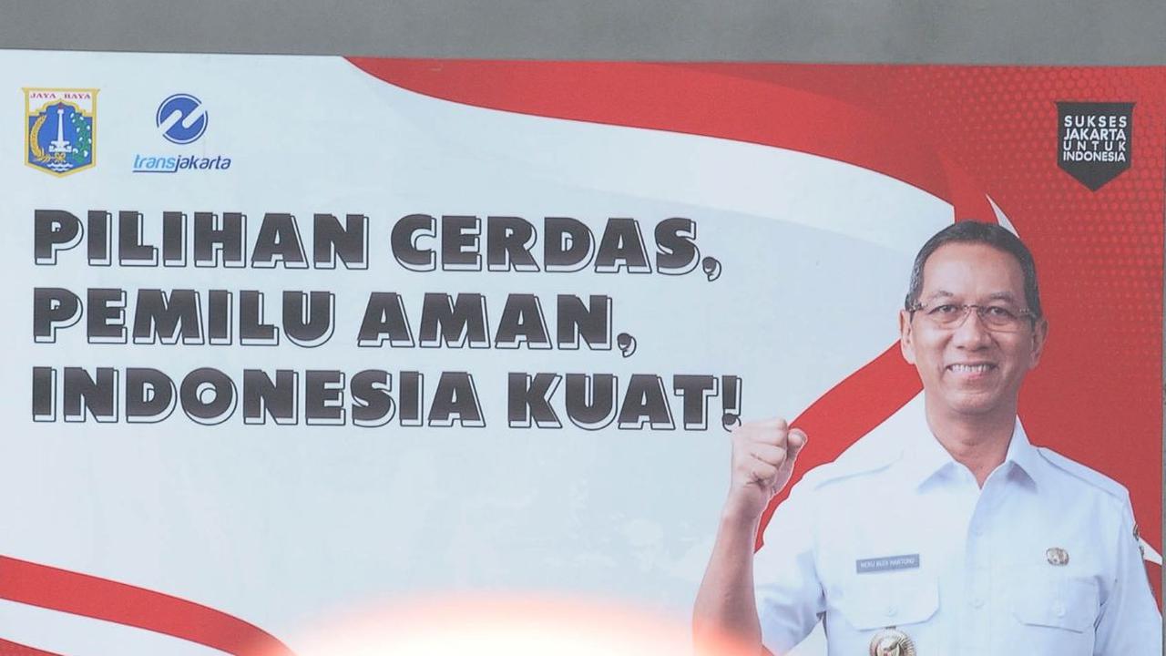 Stiker ini tampak menampilkan Heru Budi yang berpose mengepalkan tangan sambil tersenyum. Selain itu, ada juga tulisan "Pilihan Cerdas, Pemilu Aman, Indonesia Kuat!"