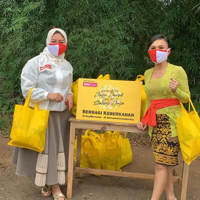 6 Potret Yuni Shara Saat Bagikan Sembako dengan Kebaya, Curi Perhatian