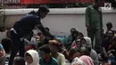Warga membagikan angpao kepada pengemis di depan Vihara Dharma Bhakti, Petak Sembilan Glodok, Jakarta Barat, Jumat (16/2). Pengemis musiman datang dari pelosok Jakarta memadati Vihara Dharma Bhakti pada perayaan Imlek 2018. (Liputan6.com/Arya Manggala)