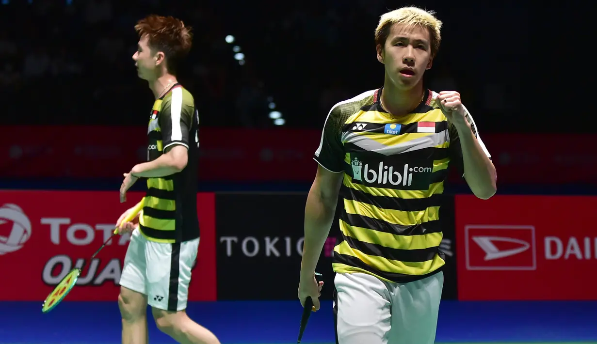 Ganda putra Indonesia, Marcus Gideon, merayakan kemenangan atas Li Junhui / Liu Yuchen pada final Jepang Terbuka di Tokyo, Minggu (16/9/2018). Kevin Sanjaya / Marcus Gideon berhasil menjadi juara. (AFP/Kazuhiro Nogi)