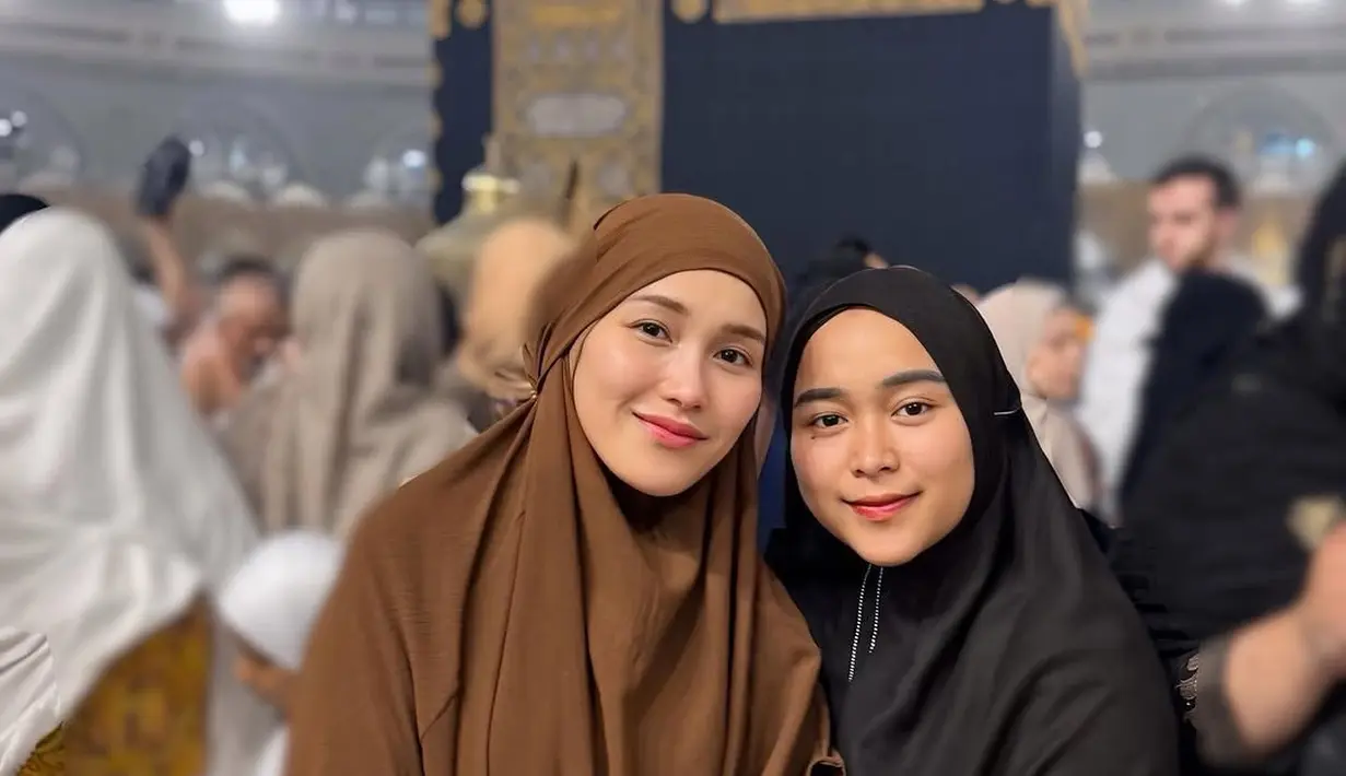 Penampilannya ini menggambarkan bagaimana Ayu memadukan tren warna dengan prinsip syar’i dalam menjalankan ibadah, tetap anggun dan sopan, namun tetap up-to-date dengan tren. [@ayutingting92].