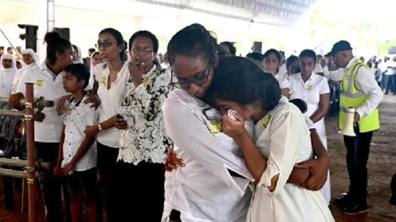 Dua wanita menangis saat menghadiri upacara pemakaman anggota keluarga mereka yang jadi korban teror bom di Sri Lanka (AFP)