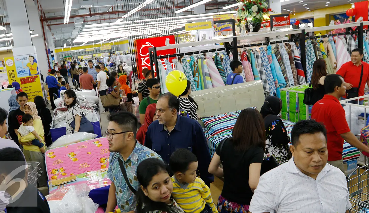 Pengunjung saat melihat barang-barang belanjaan saat pembukaan Megastore Courts, Tangerang Selatan, Sabtu (23/1/2016). Ritel tersebut menjual 60% produk lokal. (Liputan6.com/Fery Pradolo)
