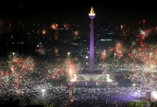 Kembang api menghiasi malam pergantian tahun baru 2018 di kawasan silang Monumen Nasional (Monas), Jakarta, Senin (1/1/2018). Monas menjadi salah satu lokasi pilihan Warga Jakarta untuk merayakan malam pergantian tahun. (Liputan6.com/Johan Tallo)