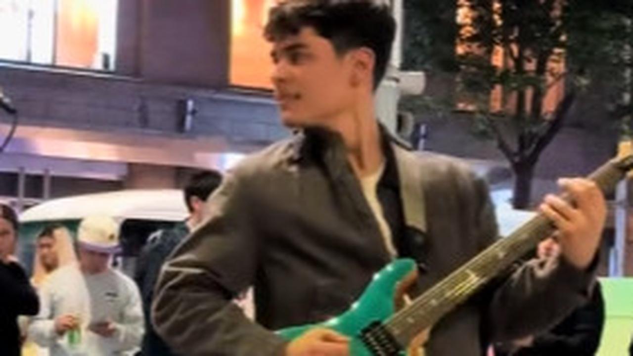 Momen Dramatis, Polisi Tangkap Penjahat saat Gitaris Jalanan Lagi Beraksi Sampai jadi Tontonan