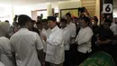 Bakal Calon Presiden Partai Gerindra Prabowo Subianto usai berdoa di depan jenazah Desmond Junaidi Mahesa di Jakarta, Sabtu (24/6/2023). (merdeka.com/imam buhori)