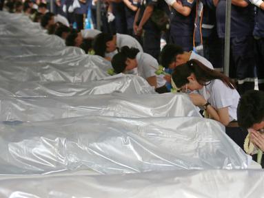 Mahasiswa kedokteran memberi penghormatan pada jenazah yang digunakan untuk studi mereka di RS Chulalongkorn di Bangkok, Thailand, Kamis (3/5). Sebelumnya, sekitar 300 jenazah tersebut digunakan oleh para mahasiswa untuk praktik. (AP Photo/Sakchai Lalit)