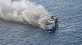 Kapal Mutiara Sentosa 2 terbakar di perairan Sumenep, Jawa Timur, Minggu (2/8/2026). (AFP/ Frida Perkasa)