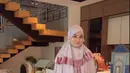 Berbalut mukena pink, Titi Kamal pancarkan aura adem dan cantik dengan wajah tanpa makeup [@titi_kamall]
