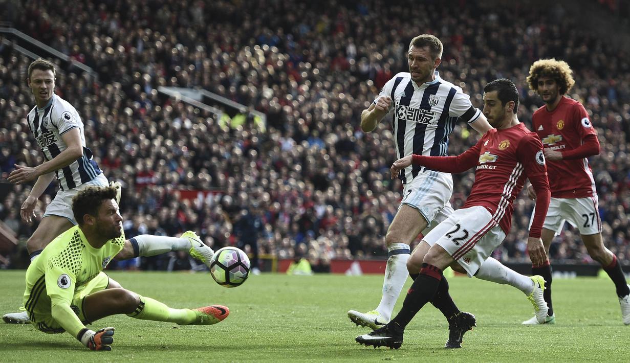 Gelandang Manchester United, Henrikh Mkhitaryan, menendang bola ke gawang West Bromwich Albion. Manchester United gagal menang meski menguasai 75 persen penguasaan bola. (AFP/Oli Scarff)
