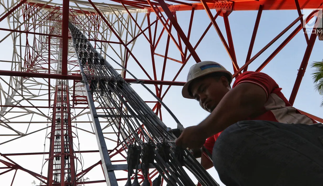 Petugas PT Tower Bersama Infrastructure Tbk (TBIG) melakukan perawatan rutin tower di Kepulauan Seribu, Rabu, 18/9/2019). PT TBIG memiliki 26.713 penyewaan dan 15.344 site telekomunikasi tersebar di seluruh indonesia, ditargetkan akan menambah 3000 penyewaan di tahun 2019. (Liputan6.com/Johan Tallo)
