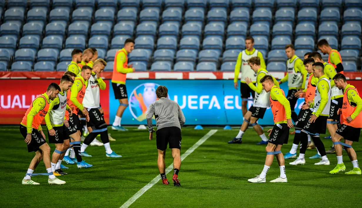 Para pemain Lithuania berlatih jelang menghadapi Portugal pada babak kualifikasi Grup B Piala Eropa 2020 di Estadio Algarve, Faro, Portugal, Rabu (13/11/2019). Lithuania akan menghadapi Portugal di Estadio Algarve pada 15 November 2019. (PATRICIA DE MELO MOREIRA/AFP)