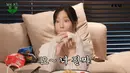 Dengan terkejut, Taeyeon menjawab, “Dia membuat janji yang tidak bisa dia tepati. Semuanya, apa pendapat kalian tentang ini?” (Foto: YouTube/ 뱀집)