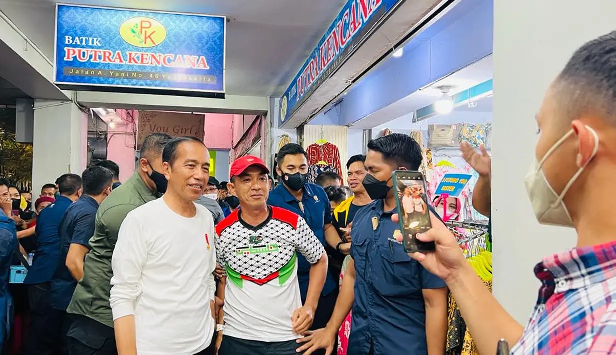 Presiden Joko Widodo berfoto dengan warga di kawasan Malioboro, Daerah Istimewa Yogyakarta pada Sabtu malam, 15 Oktober 2022. Presiden Joko Widodo dengan pengawalan minimal dari Paspampres menyapa wisatawan dan masyarakat Yogyakarta di kawasan Malioboro. (Foto: Laily Rachev - Biro Pers Sekretariat Presiden)