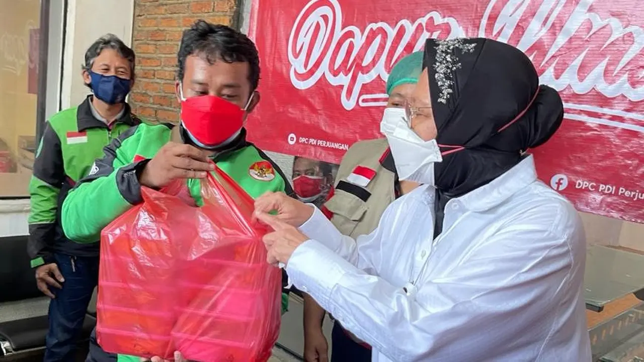 Tri Rismaharini atau Risma Meninjau Dapur Umum.