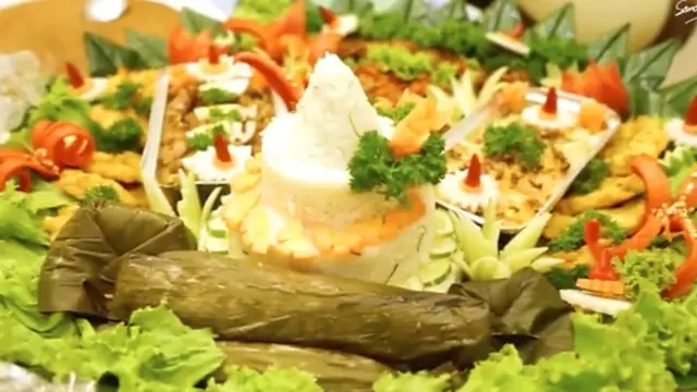 Nasi tumpeng kiriman Prilly Latuconsina. (Foto: Instagram @sandiuno)