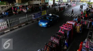 Sejumlah pedagang mulai berjualan di kawasan Tanah Abang Blok C, Jakarta, Selasa, (22/7/2015). Aktivitas ekonomi di blok tersebut perlahan-lahan mulai kembali pulih setelah liburan lebaran. (Liputan6.com/Faizal Fanani)