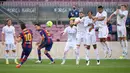 Penyerang Barccelona, Lionel Messi, saat melakukan tendangan bebas pada laga lanjutan Liga Spanyol di Camp Nou Stadion, Sabtu (24/10/2020) malam WIB. Real Madrid menang 3-1 atas Barcelona. (AFP/Lluis Gene)