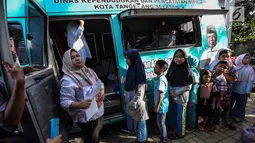 Anak-anak antre membuat Kartu Identitas Anak (KIA) di mobil Disdukcapil Pondok Aren, Tangerang Selatan, Jumat (16/11). Pada tahun anggaran 2018 disediakan 130 ribu keping blangko KIA dari APBD dan 40 ribu dari APBN. (Liputan6.com/Fery Pradolo)