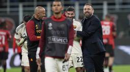Pelatih AS Roma, Daniele De Rossi, merayakan kemenangan atas AC Milan pada laga Perempat final Liga Europa di Stadion San Siro, Jumat (12/4/2024). (AP Photo/Antonio Calanni)