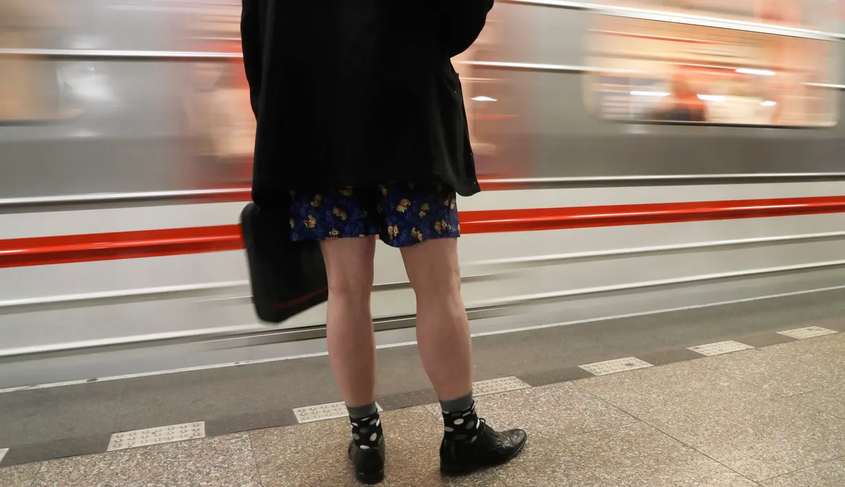 Orang-orang mengambil bagian dalam No Pants Subway Ride di Praha, Republik Ceko pada Minggu (12/1/2020). Untuk tahun ini, acara naik kereta tanpa celana itu dilangsungkan serentak di sejumlah kota dunia pada 12 Januari. (AP Photo/Petr David Josek)