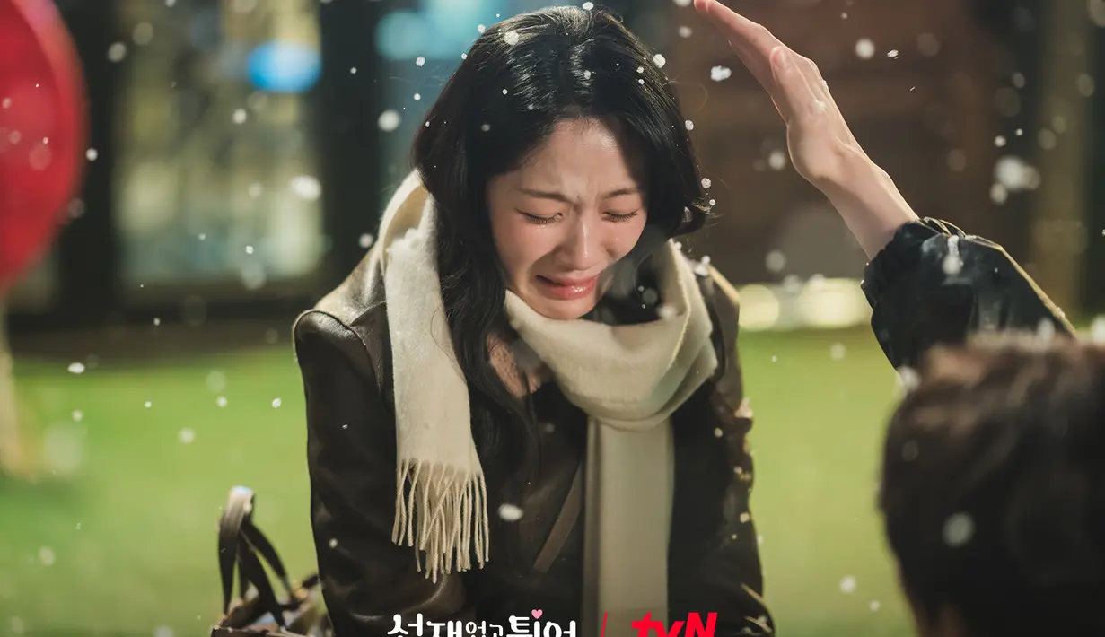 Tak lama kemudian, Im Sol menangis seolah dia teringat pertemuan pertamanya dengan Sun Jae yang berusia 34 tahun. (Foto: tvN via Soompi)