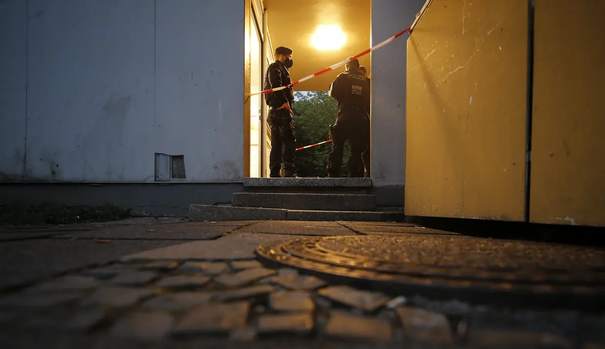 Petugas polisi berjaga di apartemen tempat lima anak ditemukan tewas di kota Solingen, Jerman barat (3/9/2020). Seorang ibu diduga membunuh lima anaknya (yang berusia satu, dua, tiga, enam dan delapan tahun) sebelum mencoba bunuh diri dengan melompat di depan kereta, kata polisi. (AFP/Leon Kuegeler)