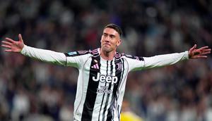 Dusan Vlahovic dari Juventus merayakan gol yang mengubah skor jadi 2-0 dalam pertandingan Serie A antara Juventus dan Udinese di Allianz Stadium, Minggu, 18 Mei 2025. (Spada/LaPresse via AP)