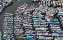 FOTO: Kemarau Basah, Sebagian Nelayan Muara Angke  Tidak Melaut