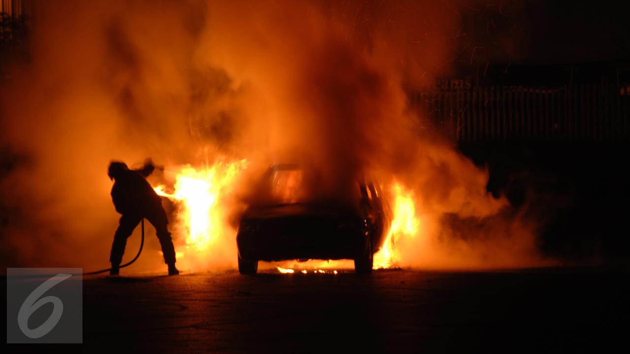 20160224-mobil terbakar-istock